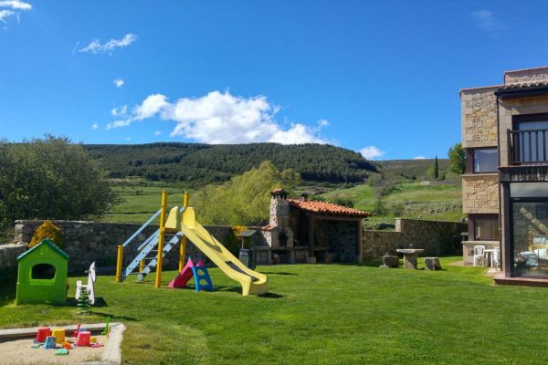 fm-exterior-barbacoa-jardin-infantil24A25216-2F36-B191-5F44-46DD8AA62189.jpg