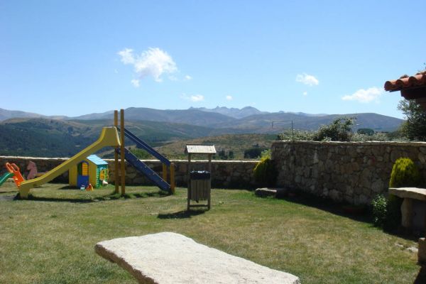 fm-jardin-columpios-mesa-barbacoaEDC393E5-58CD-502E-D4EF-38E5AE7A8BC7.jpg