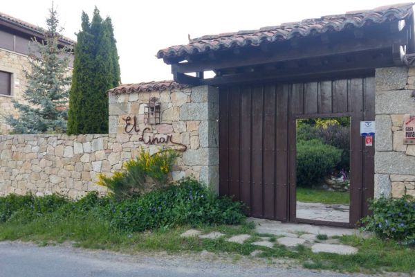 fm-exterior-porton-abierto08114AA8-F8B8-D2B0-07B6-FD45DC8F3DFB.jpg