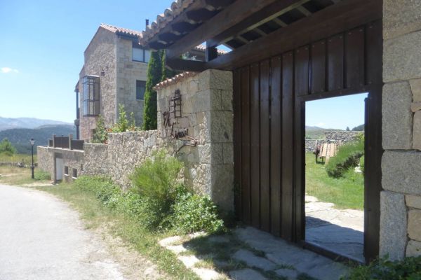 fm-exterior-porton-abierto-con-fachada-calleE1EEC393-3874-37D0-E4D6-466F90E3466D.jpg